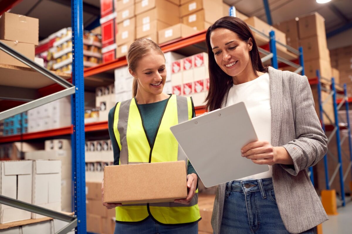 Jak usługa fulfillment może usprawnić proces przesyłek kurierskich?